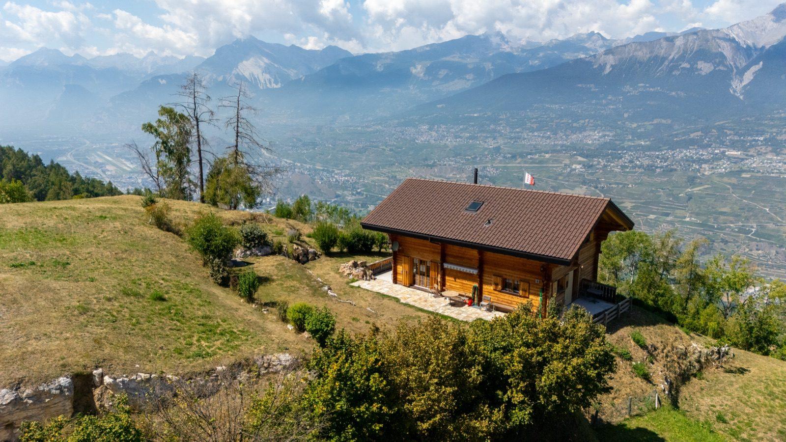 Chalet in Hanglage hoch über dem Tal mit Blick auf die Alpenkette