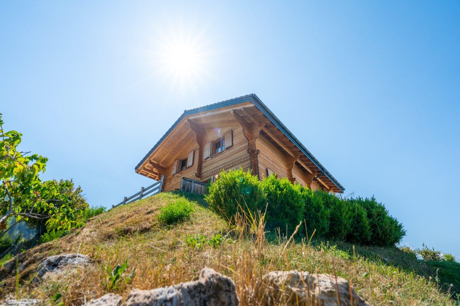 Chalet auf einer Kuppe im Gegenlicht