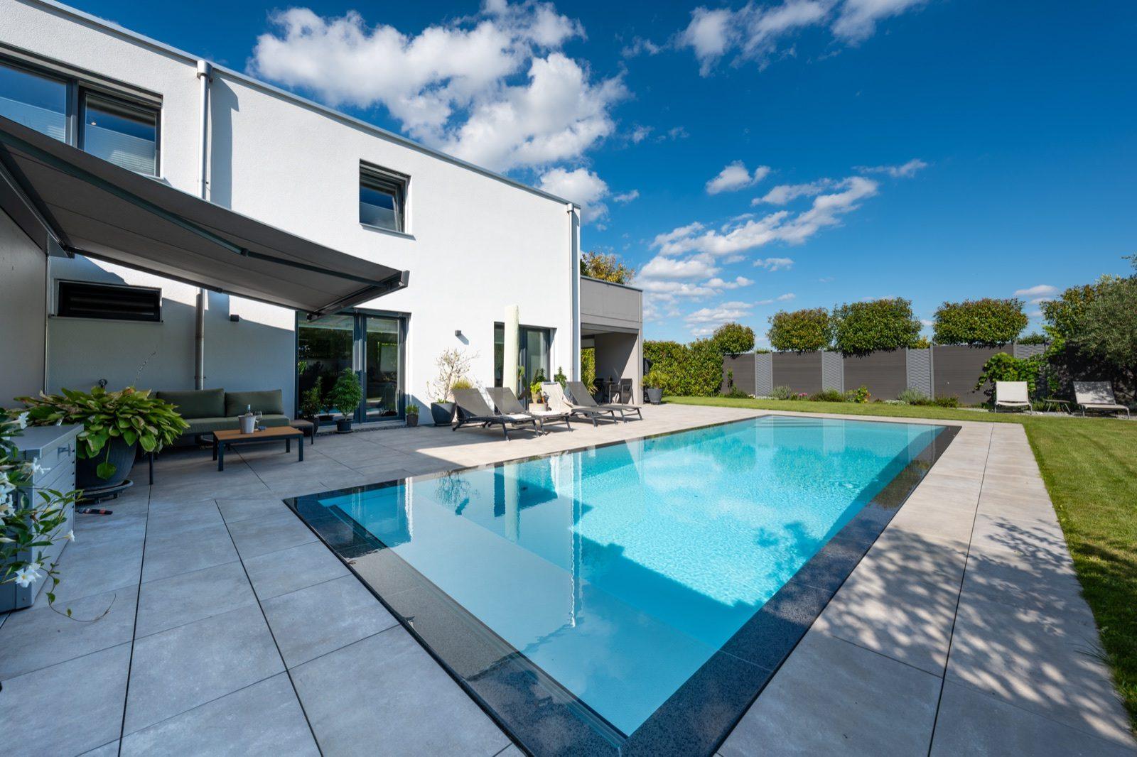 Moderne Villa mit Pool unter blauem Himmel