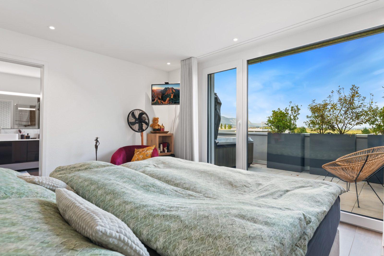 Schlafzimmer mit bodentiefer Fensterfront und Terrasse