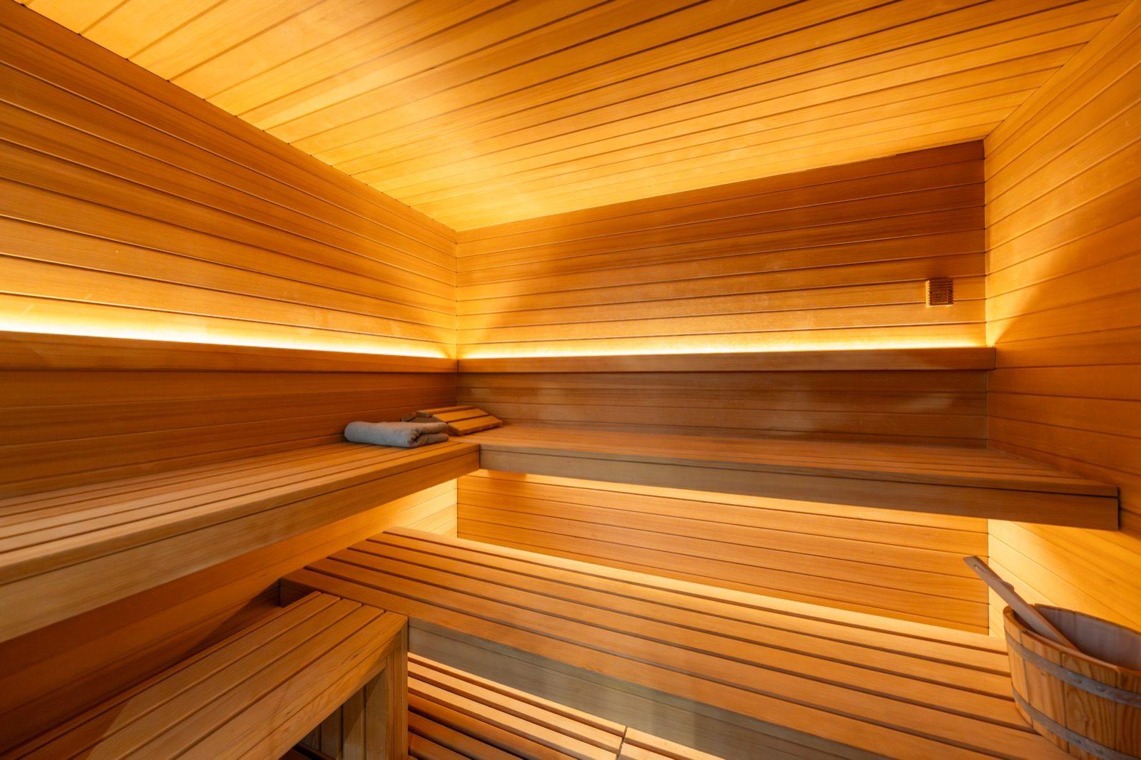 Sauna aus hellem Holz im warmen Licht