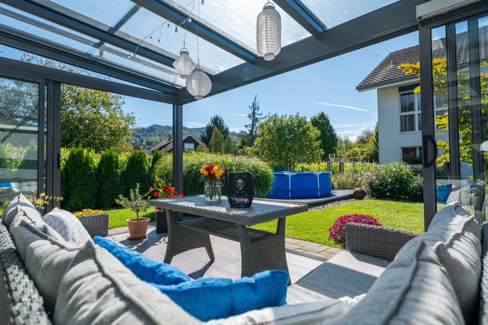 Ueberdachter Sitzplatz mit Blick in den Garten