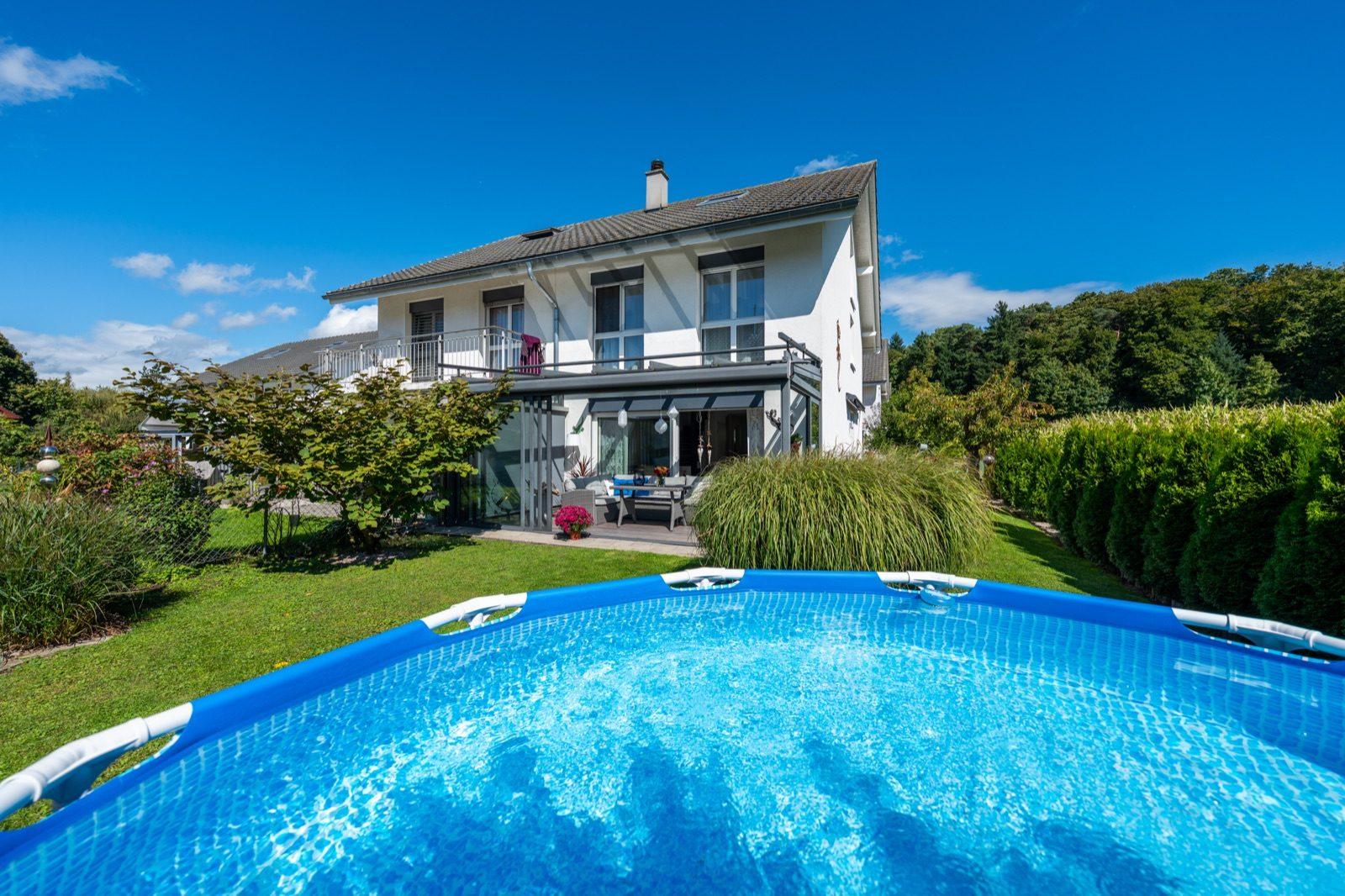 Landhaus mit Wintergarten und Pool im Garten
