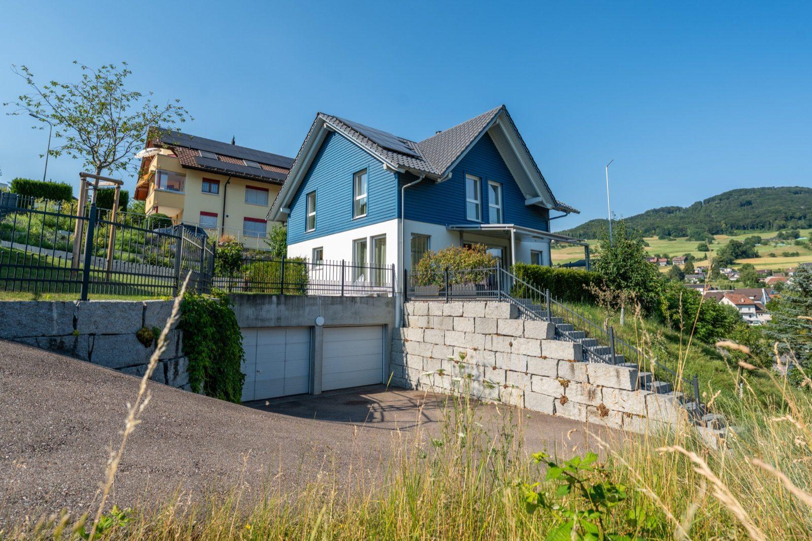 Einfamilienhaus in Hanglage über dem Dorf