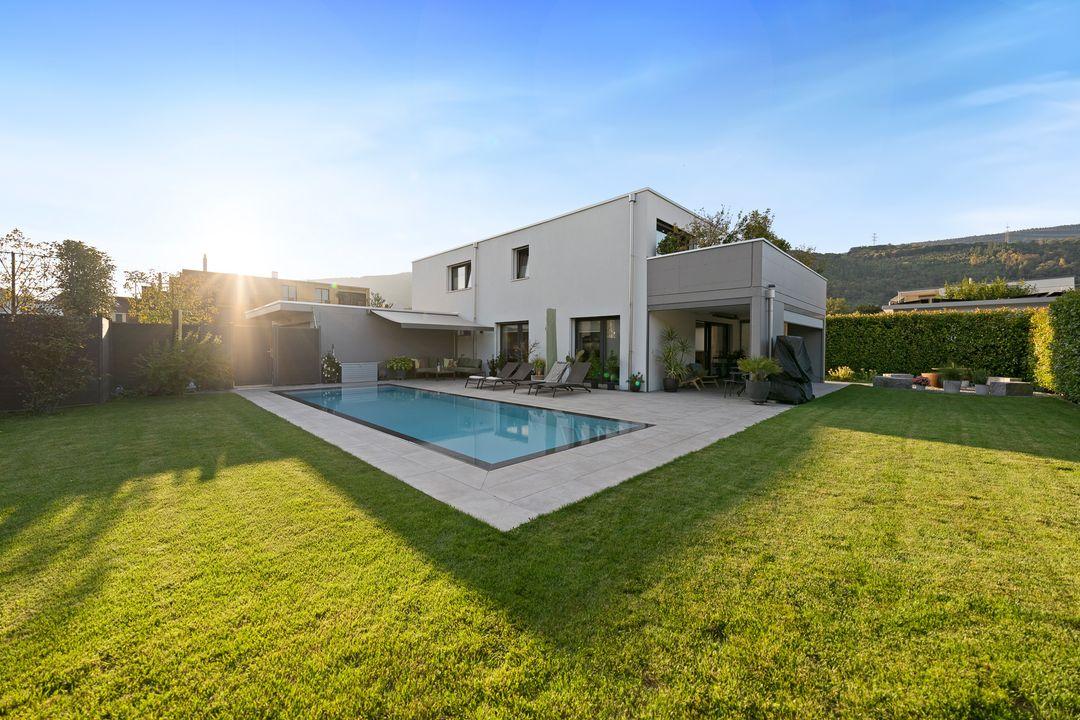 Villa mit Pool im Abendlicht