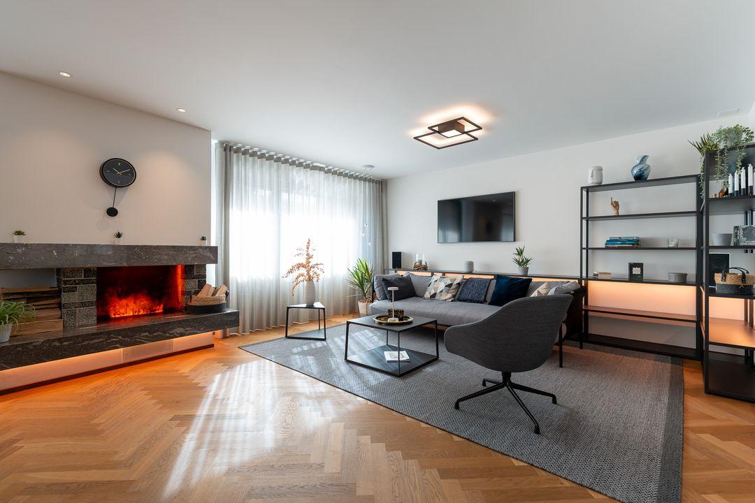 Wohnzimmer mit Cheminée und Parkettboden