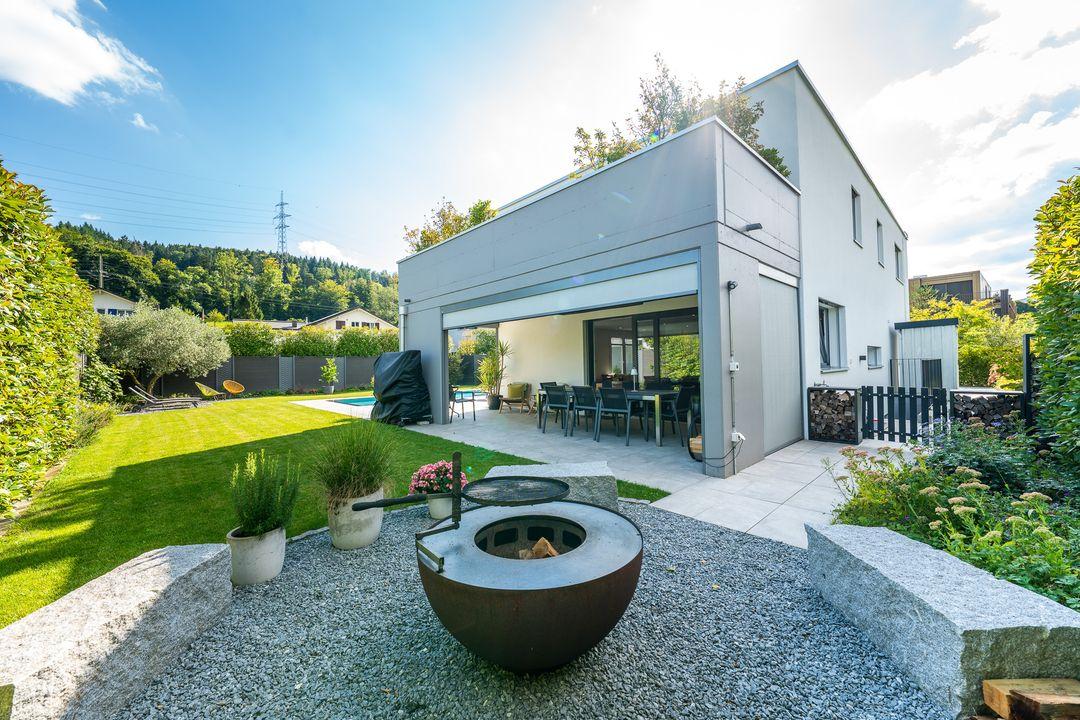 Modernes Einfamilienhaus mit Garten und Feuerstelle