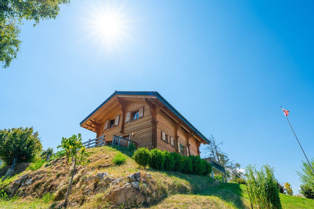 Chalet an einem Sonnenhang über einem Schweizer Tal