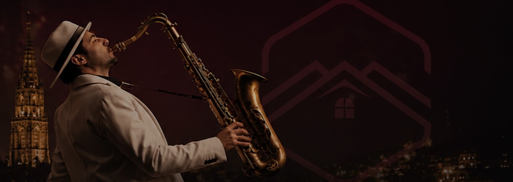 Ein Saxophonist im hellen Mantel spielt über den nächtlichen Lichtern von Bern, links das beleuchtete Münster
